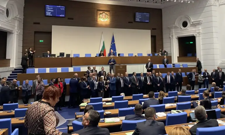 Заради МОЧА и Конституцията: Възраждане, ИТН и БСП блокираха трибуната на парламента - (СНИМКИ/ВИДЕО) - Tribune.bg