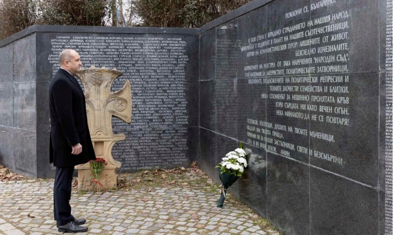 Чудо! На шестата година Радев се поклони пред жертвите на комунизма - Tribune.bg