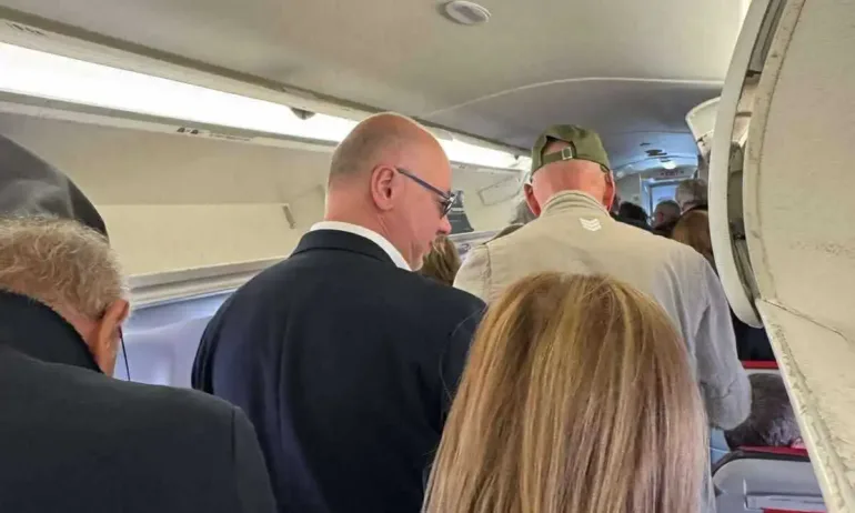 Премиерът Желязков взе граждански полет от Виена. Хората са изумени и изненадани - Tribune.bg