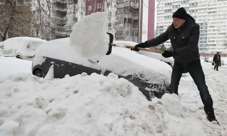 Обилен снеговалеж в руската столица. Снегът прекъсна движението по пътищата