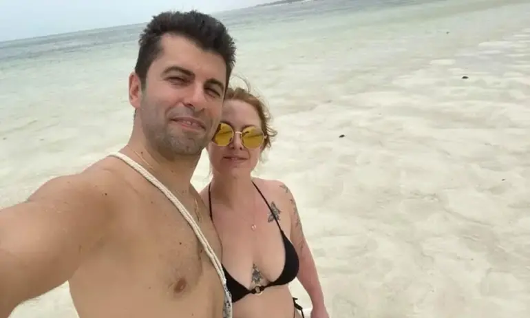 Джапанките в сака: Кирил Петков в Лефкада със семейството докато го чакат за лидерски разговори - Tribune.bg