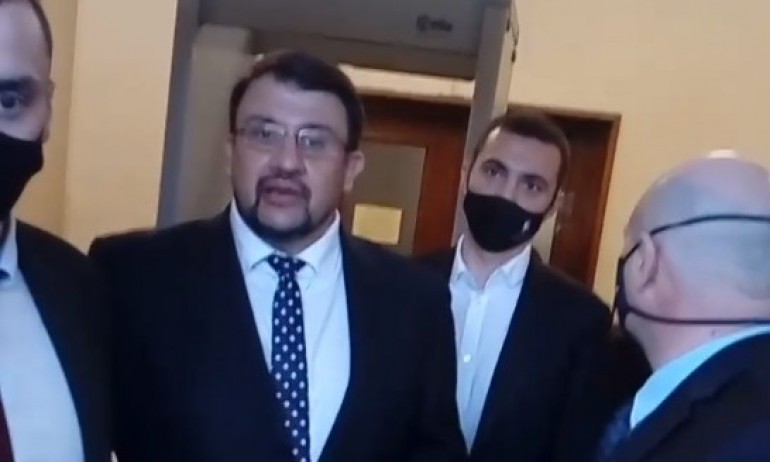 Майките към Настимир Ананиев: Настимире, изчезвай! Продажни твари! (ВИДЕО) - Tribune.bg