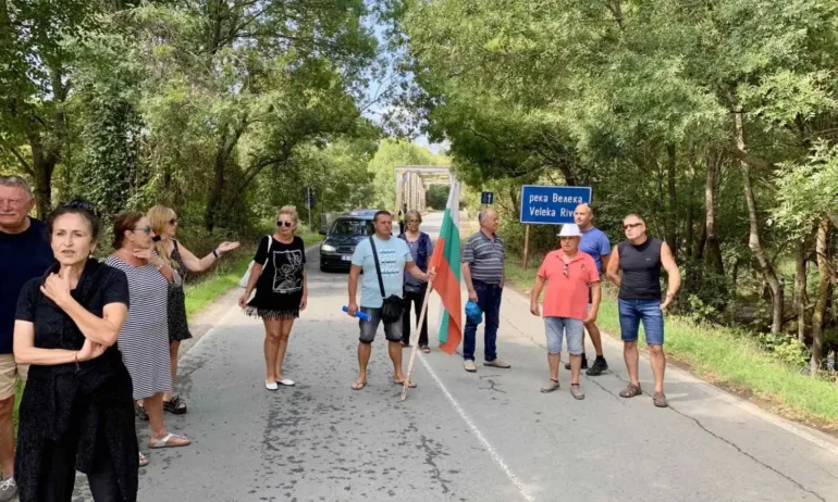 Собственици на имоти в Синеморец блокираха моста над река Велека - Tribune.bg