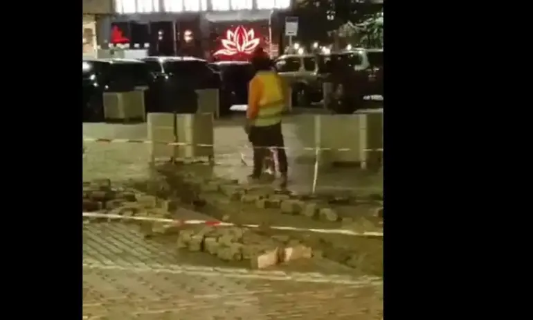 Прекопаване на жълтите павета... На тъмно! Без контрол! (ВИДЕА) - Tribune.bg