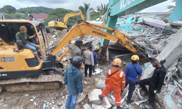 След земетресението в Индонезия: Най-малко 34 жертви, над 600 ранени - Tribune.bg