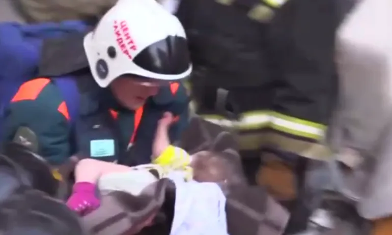 Бебе под развалините – руските спасители откриха живо 11-месечно - Tribune.bg