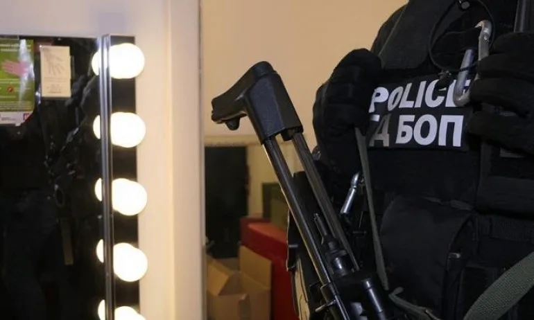 Разбиха банда за трафик на хора - Tribune.bg