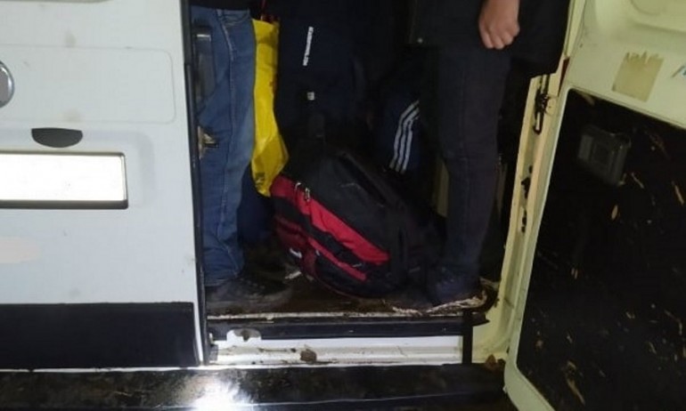 Петима каналджии и над 30 мигранти са заловени край Драгоман - Tribune.bg