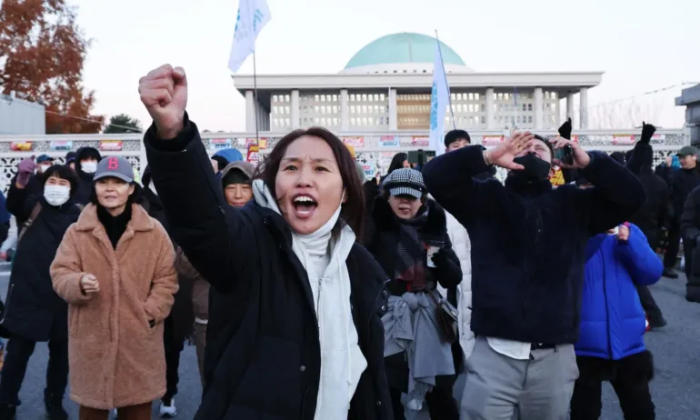Протестиращи се отправиха към президентския дворец в Сеул - Tribune.bg