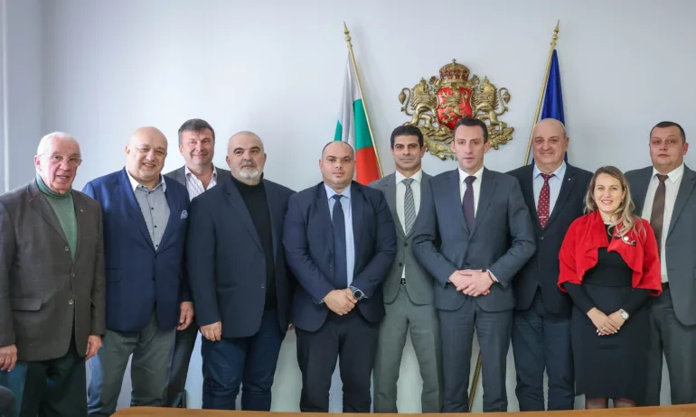 Кралев и Манев представиха проектозакона за спортното хулиганство в ММС - Tribune.bg