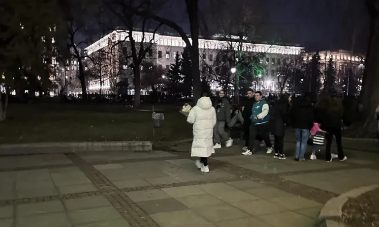 Измама: Жени продават цветя в София от името на столична фондация - Tribune.bg