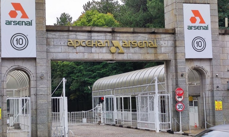 Две седмици принудителен отпуск за всички служители в оръжейния завод Арсенал - Tribune.bg