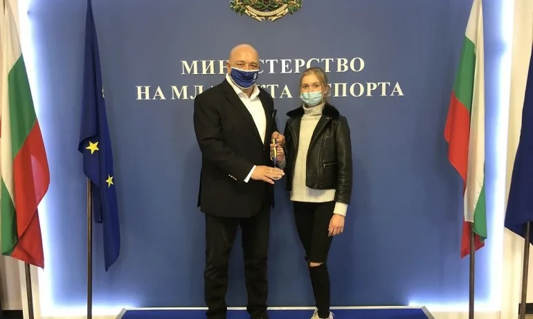 Министър Кралев се срещна с фигуристката Александра Фейгин - Tribune.bg