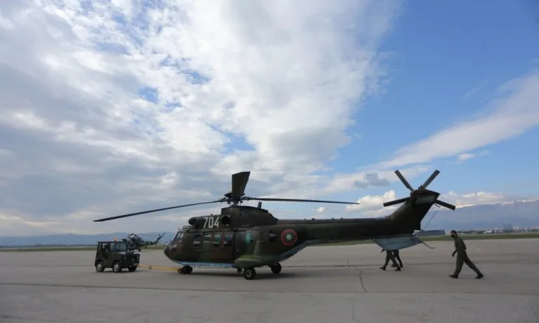 Вертолет Кугар участва в гасенето на голям горски пожар край Хисаря - Tribune.bg