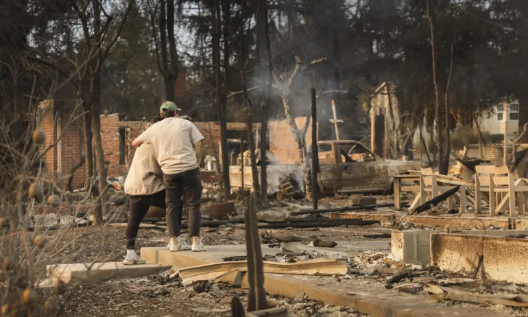 Огненият ад в Лос Анджелис: 153 000 евакуирани, 10 000 засегнати имота, пресякоха опит на застрахователи да прекратяват застраховки - Tribune.bg
