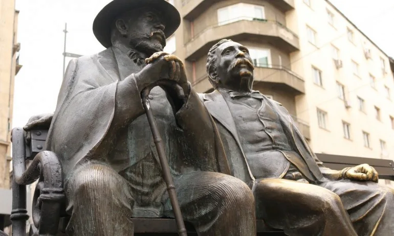 Статуята на баща и син Славейкови се сдоби с нов бастун - Tribune.bg