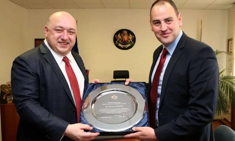 Награда за Петър Стойчев за успеха в първото организирано състезание по плуване на Антарктида - Tribune.bg