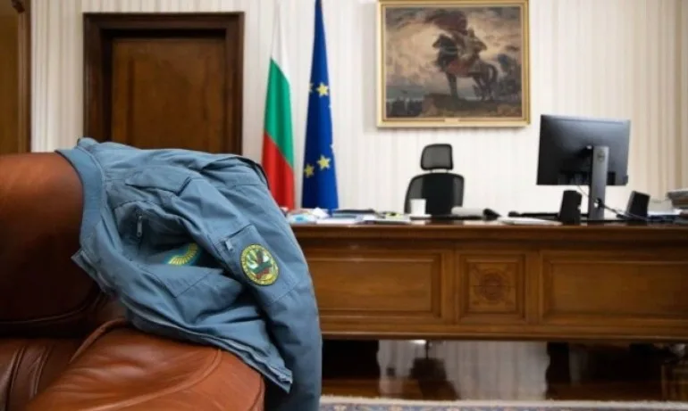 Радев си носи пилотското яке в кабинета - Tribune.bg