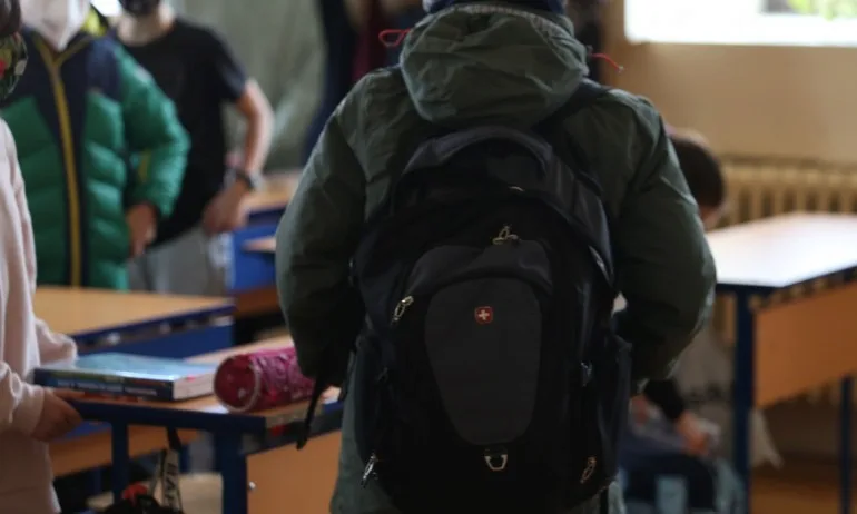 Дистанционно обучение за децата от 6 до 12 клас във Варна, Враца също затяга мерките - Tribune.bg