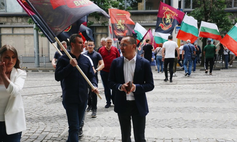 ВМРО протестират пред КЕВР срещу поскъпването на тока и парното - Tribune.bg