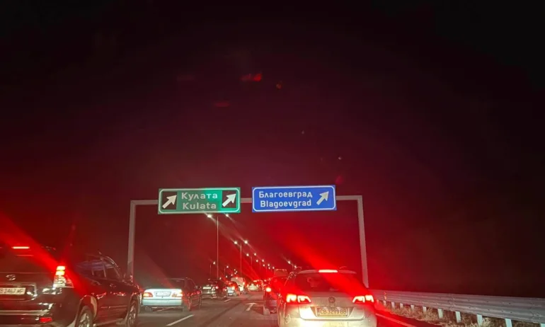 Ефектът Петков: Страшна тапа на края на АМ Струма и километрично задръстване (ОБНОВЕНА) - Tribune.bg