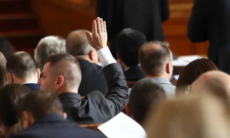 Депутатите се скараха за дневния ред на парламента - Tribune.bg