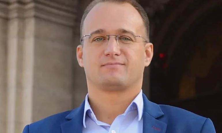 Симеон Славчев: Мутрите викат дръжте мутрите, грозно е да откраднеш лозунга от протестите - Tribune.bg