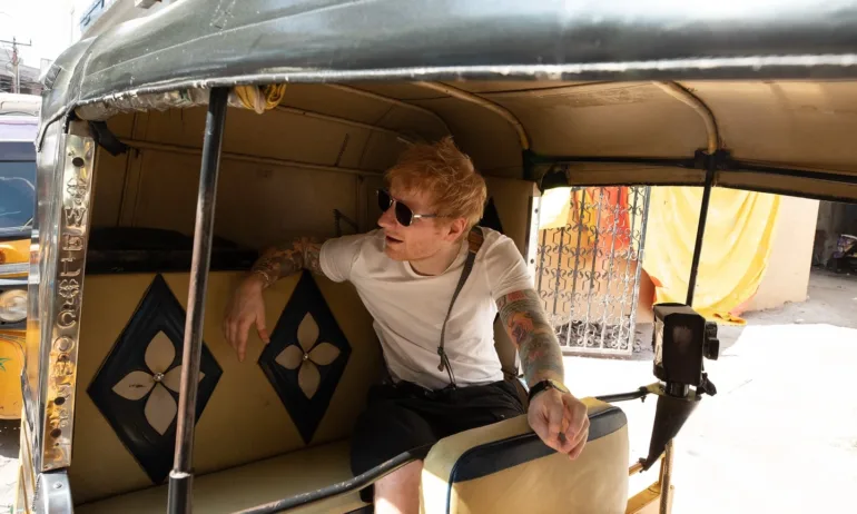 Полиция спря импровизиран уличен концерт на Ед Шийрън в Индия - Tribune.bg