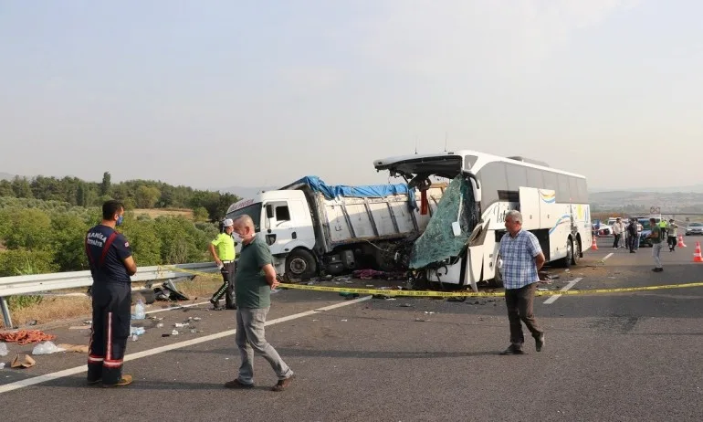 15 души загинаха и 17 бяха ранени при катастрофа на пътнически автобус в Турция - Tribune.bg