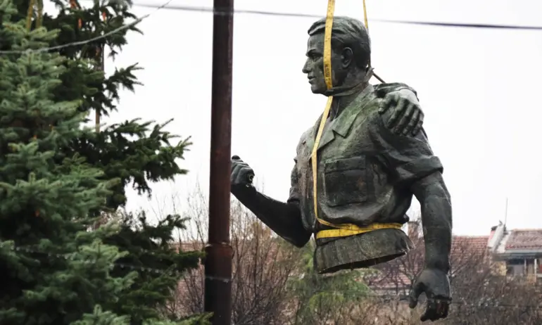 Премахнаха фигурата на българския работник от Паметника на Съветската армия.