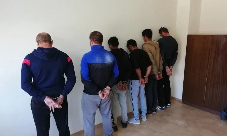 11 задържани при спецакция в Карнобат и Сунгурларе - Tribune.bg