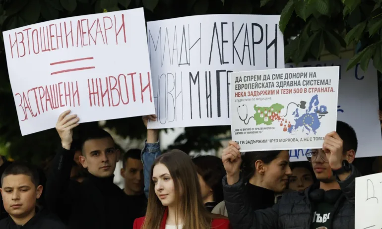 Млади лекари и медицински сестри на протест в шест града в страната с искане за по-високи заплати - Tribune.bg