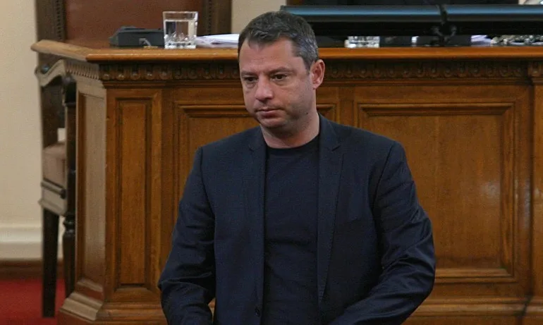 Делян Добрев вече не е депутат, парламентът прие оставката му - Tribune.bg
