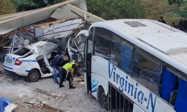 Двама полицаи са загинали в Бургас след преследване на мигранти - Tribune.bg