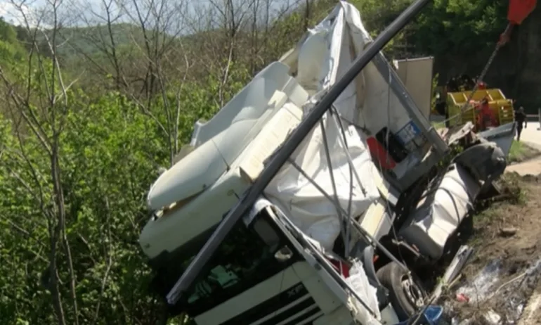 Извадиха падналия ТИР от Прохода на Републиката - Tribune.bg