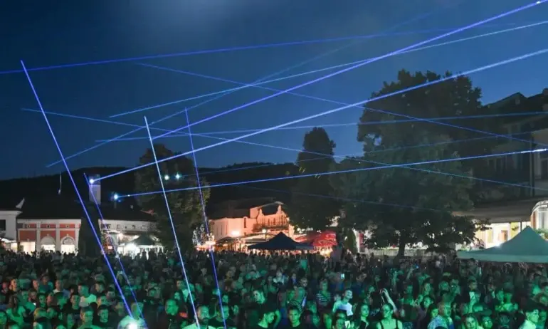 ГЕРБ-СДС закриха кампанията си в Ловеч с концерт на Валя Балканска и Преслава - Tribune.bg