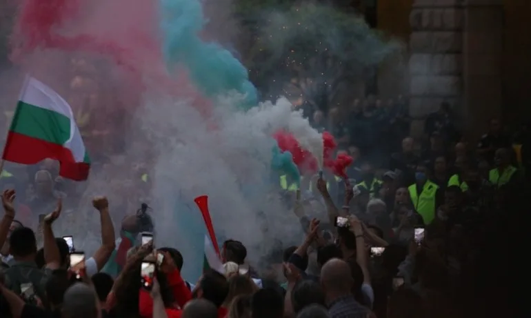 Двама ранени полицаи, 6 задържани и счупени врати на втората сграда на парламента - Tribune.bg