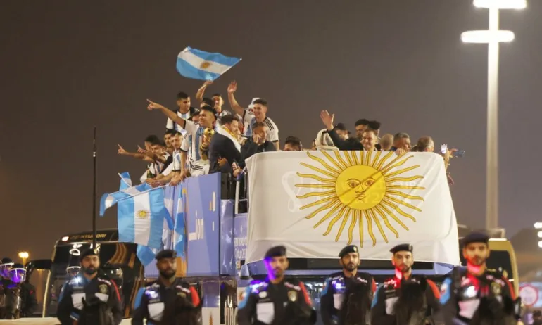 Аржентинците с недостойно поведение след спечелването на Мондиал 2022 - Tribune.bg