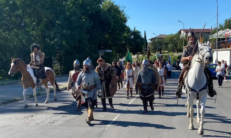 Стотици се събраха в село Тополи на културно-исторически спектакъл - Tribune.bg