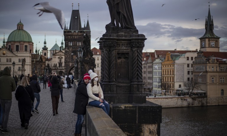 Чехия съкрати от 14 на 5 дни карантината за болни от COVID-19 - Tribune.bg