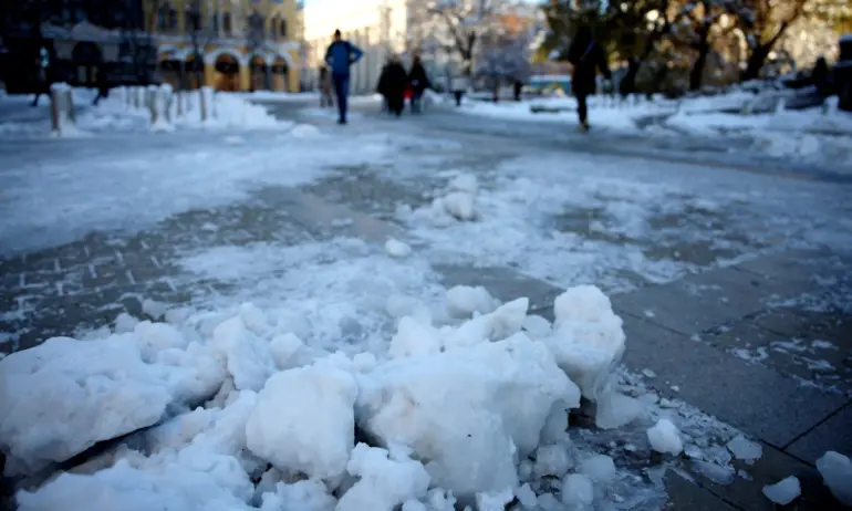 Чистим снега на тротоара пред дома ни или глоба - Tribune.bg