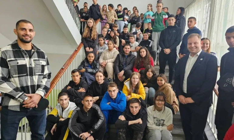 Зам.-министър Петър Младенов се срещна с млади хора в Никопол - Tribune.bg