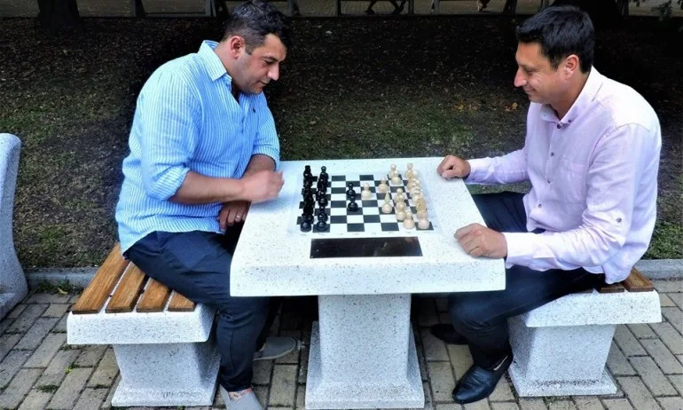 Депутат и кмет играят шах – вижте къде - Tribune.bg