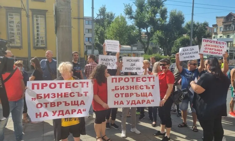 Шествие и протест на десетки ресторантьори в Бургас - Tribune.bg