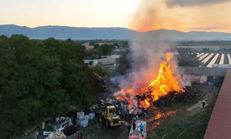 Пожар гори във фабрика за дървесина в Стара Загора - Tribune.bg