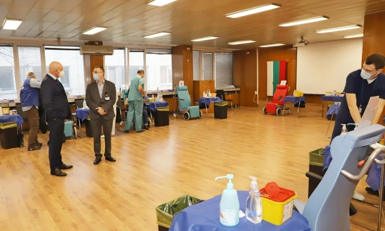 Откриха втора зала за ваксиниране във ВМА, имунизират по 20 души едновременно - Tribune.bg