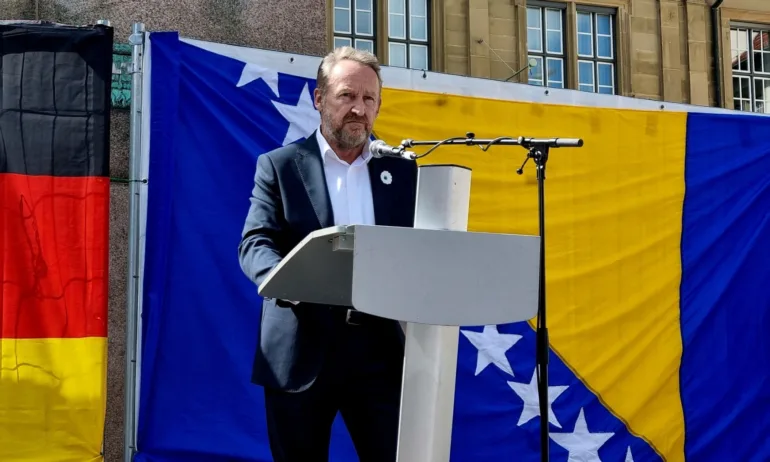 Екзотично: Босненски политик предлага младите хора, напускащи страната, да бъдат заменени с роботи - Tribune.bg