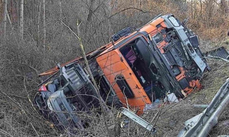 Автовоз се обърна на пътя Русе-Бяла, движението е затруднено - Tribune.bg