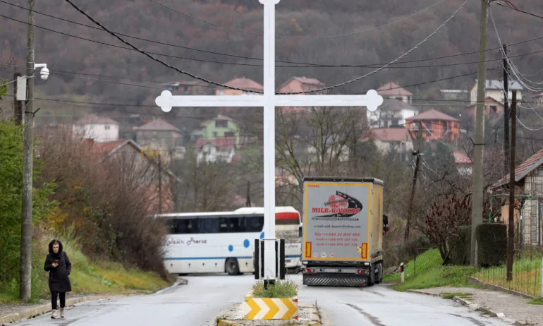 Втори ден напрежение в Северно Косово, етнически сърби блокираха главните пътища - Tribune.bg