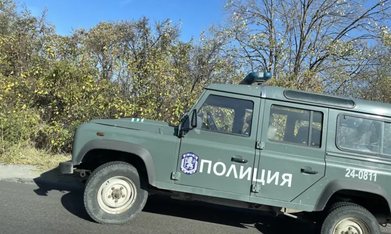 Камион с мигранти се заклещи на улица в ямболско село - Tribune.bg